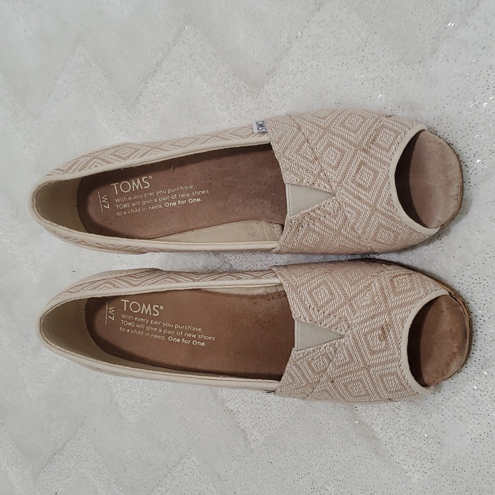 TOMS WEDGES SIZE W7 diamond shape design